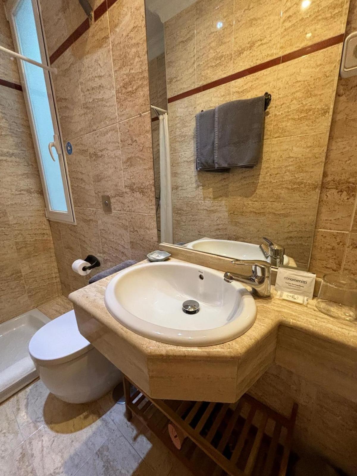 Hostal Barrera Madrid Exterior photo